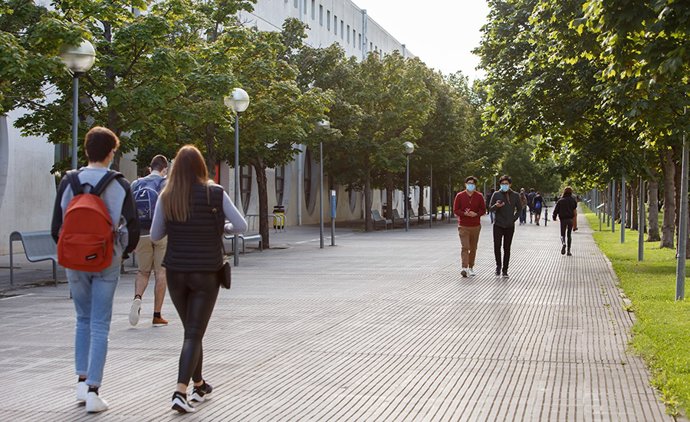 Archivo - Estudiantes en la UPNA.