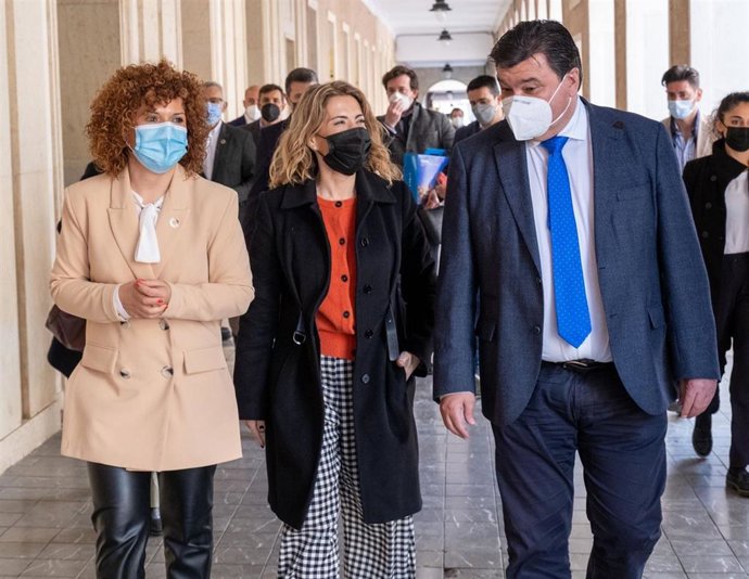 La ministra de Transportes, Movilidad y Agenda Urbana, Raquel Sánchez, junto a la presidenta de la Diputación, María Eugenia Limón, y al alcalde de Huelva, Gabriel Cruz.