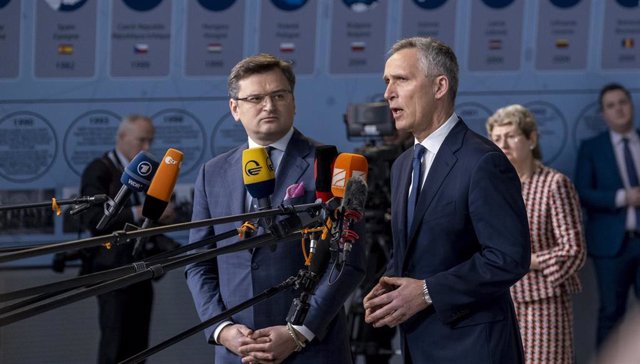 Dimitro Kuleba, ministro de Exteriores de Ucrania, junto a Jens Stoltenberg, secretario general de la OTAN