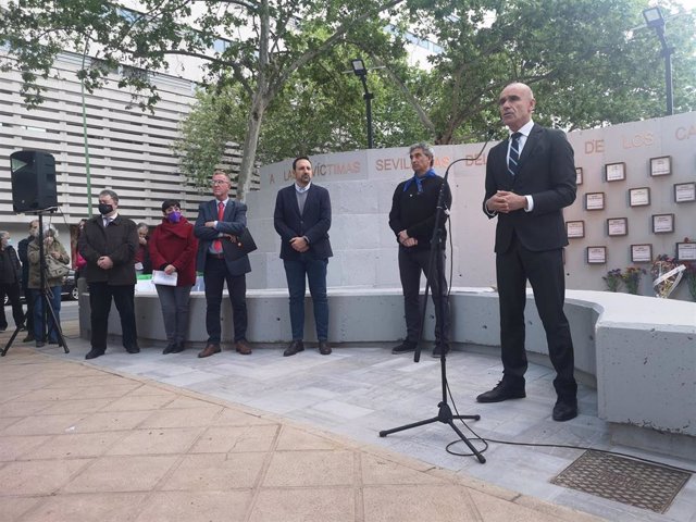 Intervención del alcalde de Sevilla, Antonio Muñoz, durante la inauguración del monumento de homenaje a las víctimas sevillanas de campos de concentración nazis