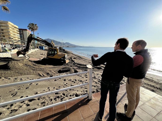 Dos concejales de Fuengirola supervisan los trabajos para arreglar las playas antes de Semana Santa tras el temporal de esta misma semana