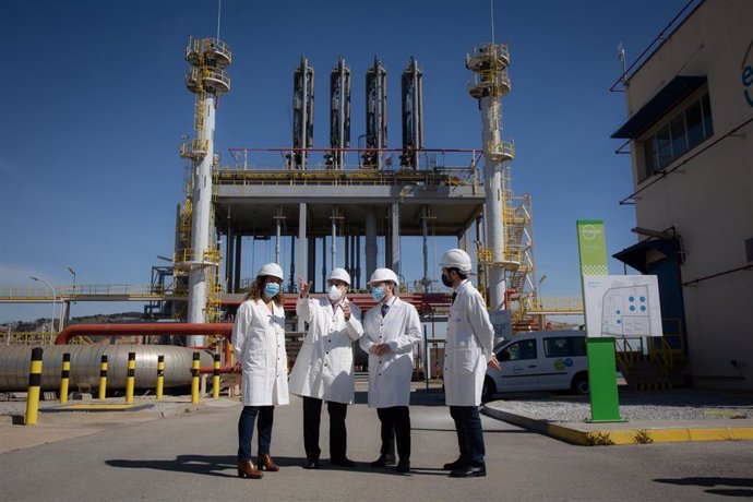 El presidente de la Generalitat, Pere Aragons, acompañado por el presidente de Enagas Antoni Llardén; el presidente del Puerto, Dami Calvet, y la directora general de Energía de la Generalitat, Assumpta Farran, durante su visita a la planta de Enagas.