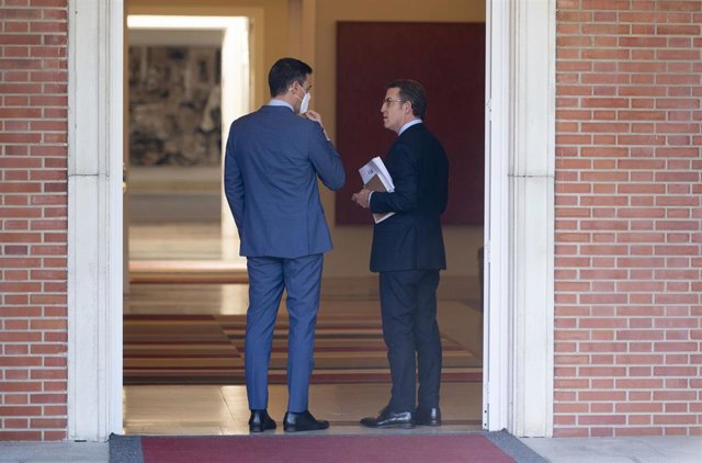 El presidente del Gobierno, Pedro Sánchez (i) y el presidente nacional del PP, Alberto Núñez Feijóo (d), a su llegada a una reunión en La Moncloa, a 7 de abril de 2022, en Madrid (España). Se trata de la primera reunión en el Palacio de la Moncloa tras el