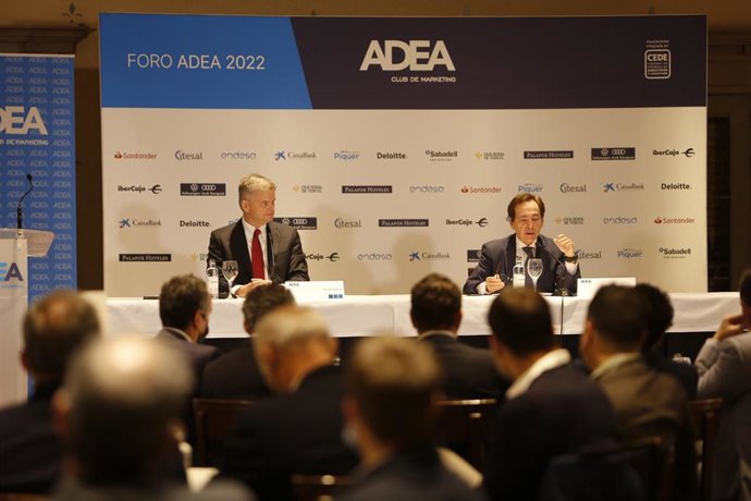 El director de Amazon Customer Fulfillment en Francia, Italia y España, Fred Pattje, y el presidente de la Asociación de Directivos y Ejecutivos de Aragón (ADEA), Salvador Arenere, en el Foro ADEA.