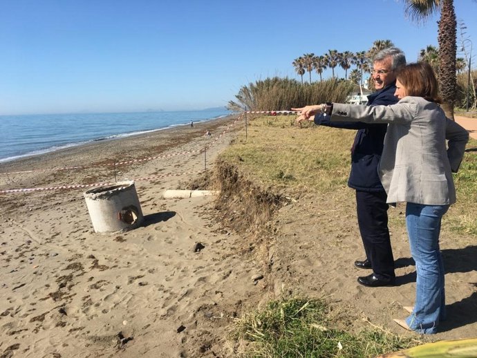 La delegada del Gobierno andaluz en Málaga, Patricia Navarro, y el alcalde de Estepona, José María García Urbano,