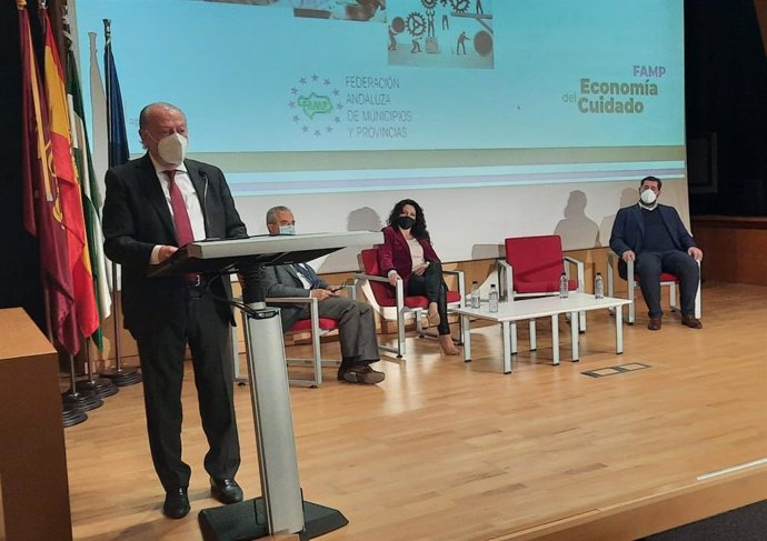 El presidente de la FAMP y de la Diputación de Sevilla, Fernando Rodríguez Villalobos.