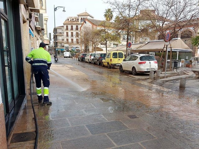El Ayuntamiento de Antequera intensifica los trabajos de limpieza y baldeo de calles tras las lluvias con barro