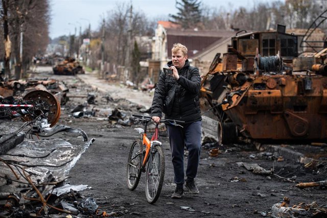 Un hombre toma fotos de la destrucción al paso de las tropas rusas por Irpin.