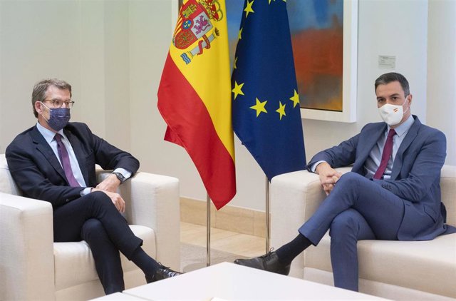 El presidente nacional del PP, Alberto Núñez Feijóo (i) y el presidente del Gobierno, Pedro Sánchez (d), durante su reunión en La Moncloa, a 7 de abril de 2022, en Madrid (España). Se trata de la primera reunión en el Palacio de la Moncloa tras el nombram