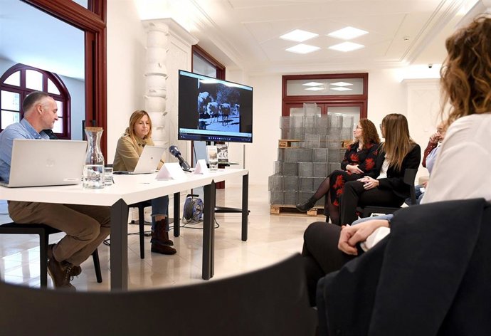 El director de Agricultura, Josep Casals, i la directora de Patrimonio Cultural, Isabel de la Parte, presentando la candidatura
