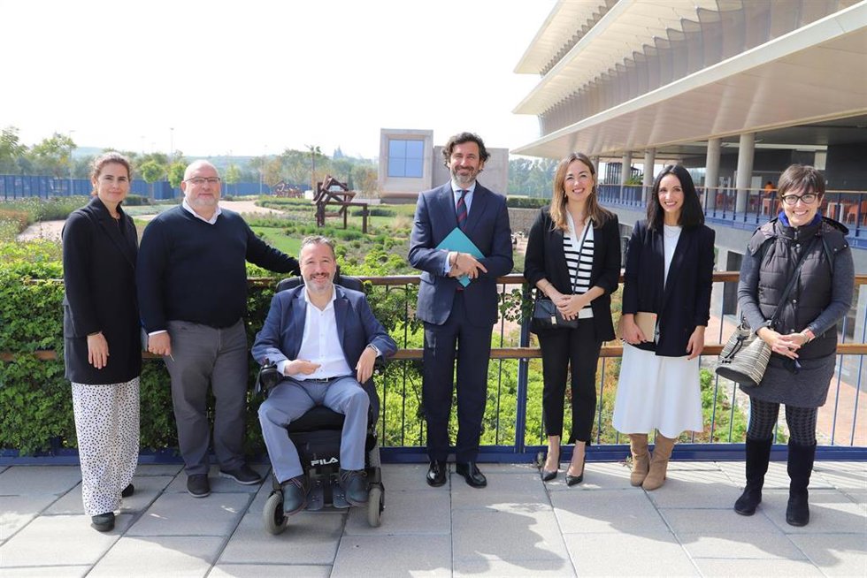 El director de Recursos Humanos de UNEI y el director del Servicio de Carreras Profesionales de Loyola han firmado un convenio de cooperación educativa entre ambas entidades