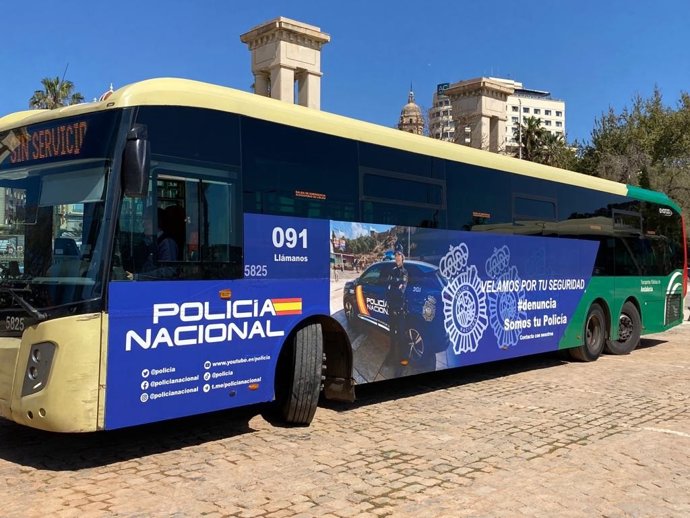 Auntobús con una campaña de la Policía Nacional