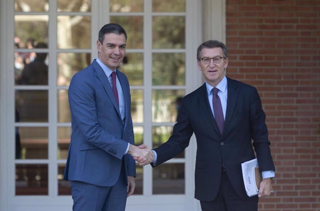 El presidente del Gobierno, Pedro Sánchez (i), recibe al presidente nacional del PP, Alberto Núñez Feijóo (d), en La Moncloa, a 7 de abril de 2022, en Madrid (España). Se trata de la primera reunión en el Palacio de la Moncloa tras el nombramiento de Fe