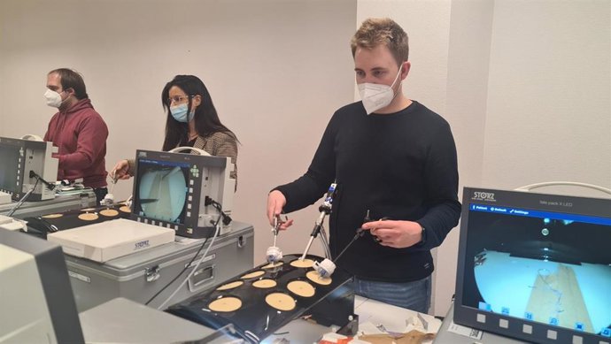 Profesionales del Clínico imparten un curso en cirugía endoscópica a 14 residentes de cinco provincias.