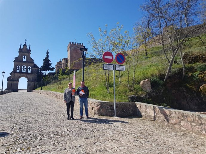 María José Peña, portavoz del grupo municipal de Cs en el Ayuntamiento de Aracena, junto a Manuel Franco, de Cs Aracena, en la subida la iglesia y el castillo del municipio.