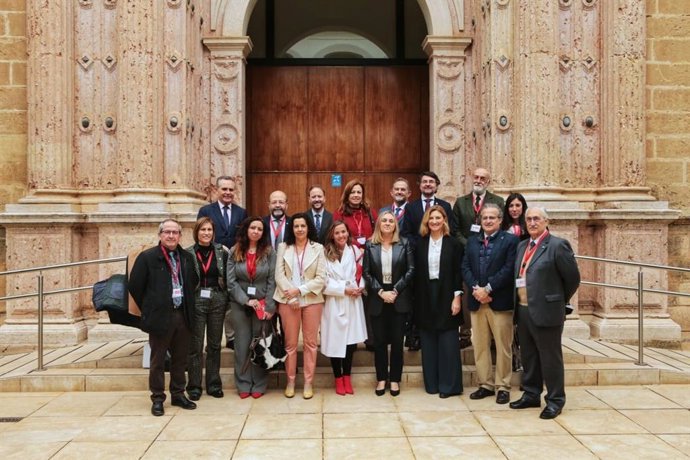 La consejera de Fomento, Marifrán Carazo, posa en el Parlamento junto a la presidenta del Consejo Andaluz de Colegios Oficiales de Arquitectos (Cacoa), Noemí Sanchís, y los decanos de los Colegios Oficiales de Arquitectos de las ocho provincias andaluza