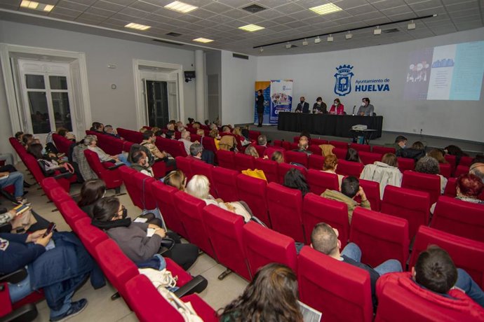 Reunión de la Escuela de Participación Ciudadana de Huelva en una imagen de archivo.