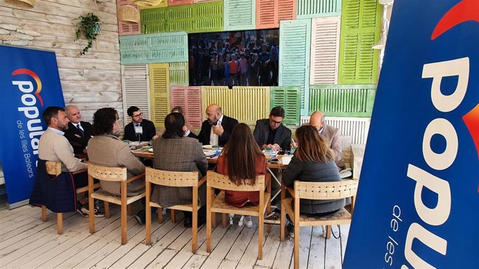 El presidente del PP de Palma, Jaime Fernández, en un encuentro con empresarios de Playa de Palma.