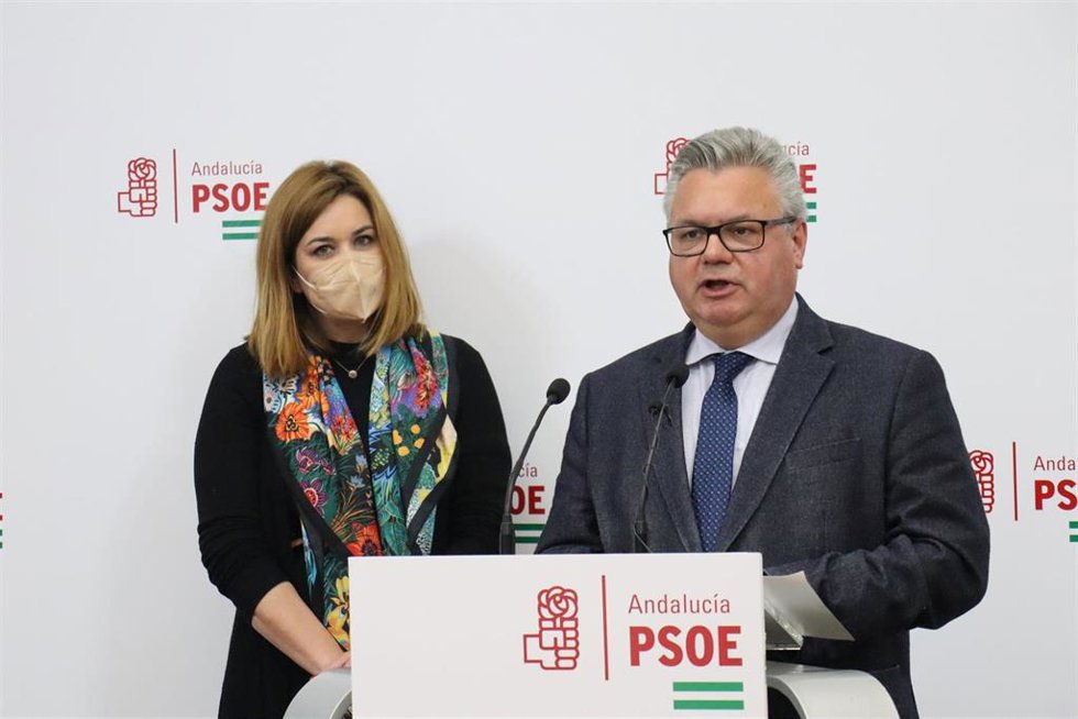 Esteban Morales interviene junto a Carmen Victoria Campos, en la sede de su partido.