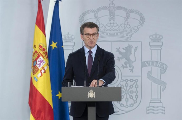 El presidente nacional del PP, Alberto Núñez Feijóo, comparece tras la reunión con el presidente del Gobierno, en La Moncloa, a 7 de abril de 2022, en Madrid (España). 