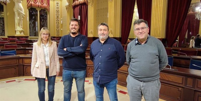 El diputado Joan Mas (MÉS per Mallorca), con representantes de las organizaciones del sector primario.