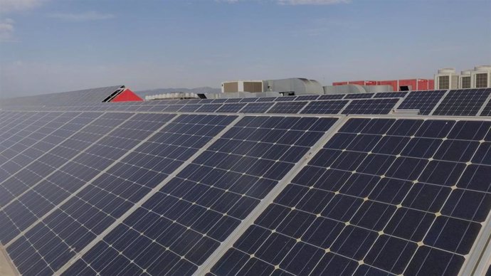 Paneles solares en una fábrica de Estrella Damm.