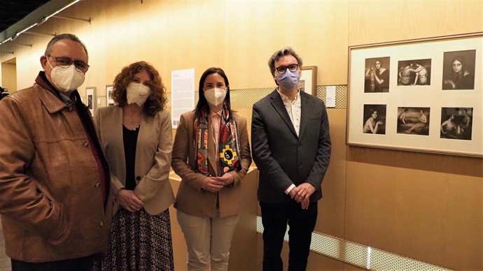 Casanueva (segunda por la dcha.) visita la muestra 'Julio Romero de Torres en Argentina: cien años de una muestra histórica (1922-2022)'.