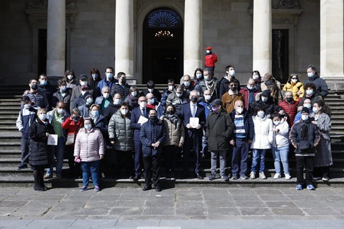 Las personas usuarias del Centro Ocupacional Helios de Vitoria-Gasteiz elaboran el libro de poemas 'Deseando abrazos'