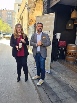 La directora general de Consumo y Artesanía, Sonia Moreno, y el presidente de HoyTú, Jesús Jiménez, presentan la campaña Recicla con la hostelería