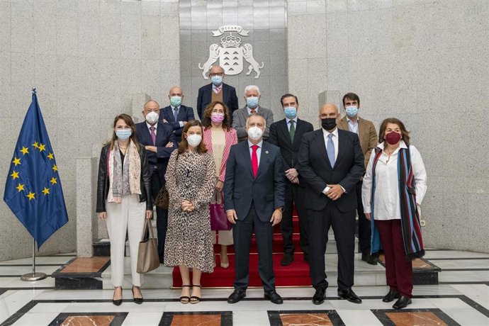 El presidente del Gobierno de Canarias, Ángel Víctor Torres, con representantes de la Mesa del Tabaco