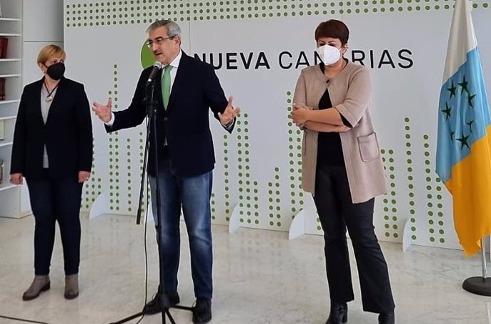 Román Rodríguez junto a Carmen Nieves Gaspar y Minerva Alonso