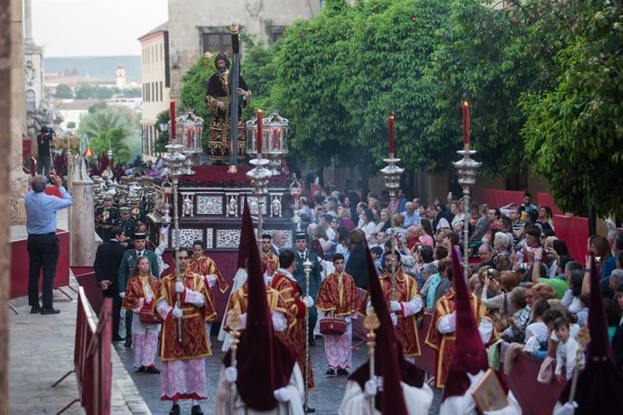 Archivo - Procesión de Semana Santa en Córdoba.