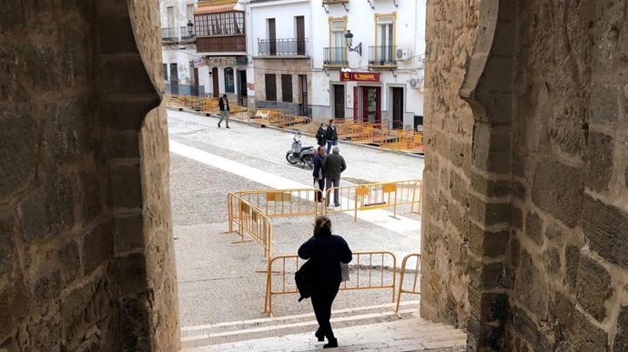 Calles levantadas por las obras a pocos días del inicio de la Semana Santa.