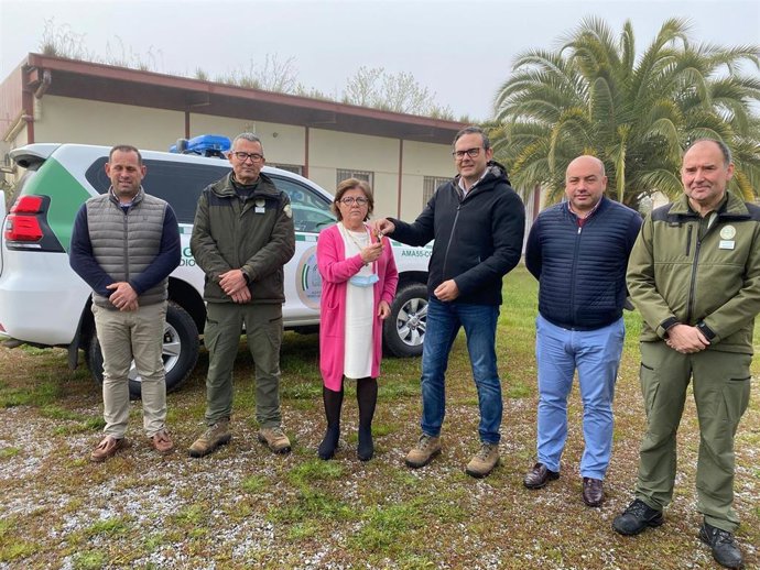El delegado de Desarrollo Sostenible de la Junta de Andalucía en Córoba, Giuseppe Aloisio, entrega las llaves de las instalaciones del antiguo Cedefo de Villanueva de Córdoba a su alcaldesa, María Dolores Sánchez.