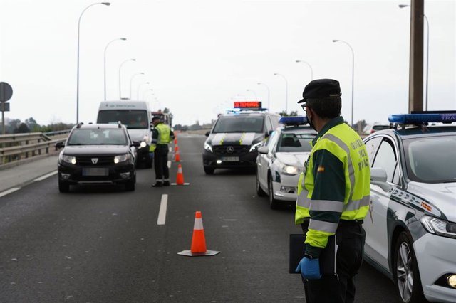 Archivo - Efectivos de la Guardia Civil de tráfico realizan un control aleatorio en la carrertera A-7 dirección Málaga capital en una operación salida de Semana Santa, en foto de archivo.