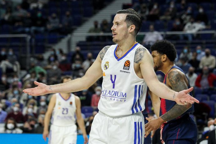 Archivo - Thomas Heurtel protesta una acción durante el Real Madrid-Baskonia de la Euroliga 2021-2022