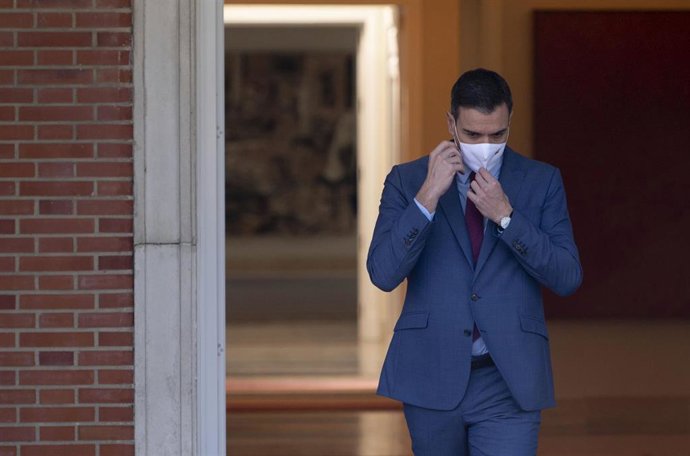 El presidente del Gobierno, Pedro Sánchez, a su llegada para recibir al presidente nacional del PP, en La Moncloa, a 7 de abril de 2022, en Madrid (España). Se trata de la primera reunión en el Palacio de la Moncloa tras el nombramiento de Feijóo como p