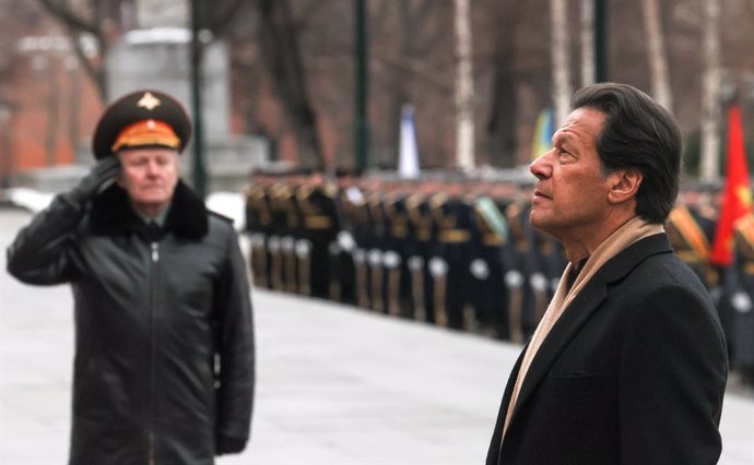 Archivo - HANDOUT - 24 February 2022, Russia, Moscow: Pakistani Prime Minister Imran Khan takes part in a wreath-laying ceremony at the Tomb of the Unknown Soldier, near the Kremlin wall, prior to talks with Russian president Vladimir Putin. Photo: -/Kr