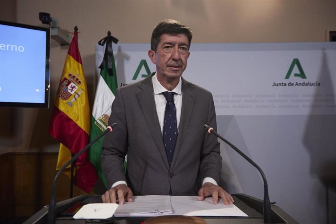 El vicepresidente de la Junta y consejero de Turismo, Juan Marín, durante la rueda de prensa tras el Consejo de Gobierno Andaluz en el Palacio de San Telmo, a 5 de abril de 2022 en Sevilla (Andalucía, España)