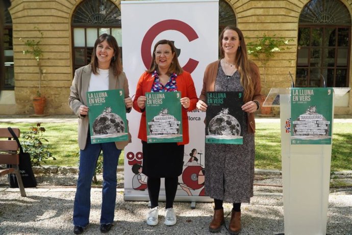 La vicepresidenta del Consell y consellera de Cultura, Patrimonio y Política Lingüística, Bel Busquets, y la directora de la Fundación Mallorca Literaria, Carme Castells, acompañadas de la directora insular de Cultura, Maria Pastor.