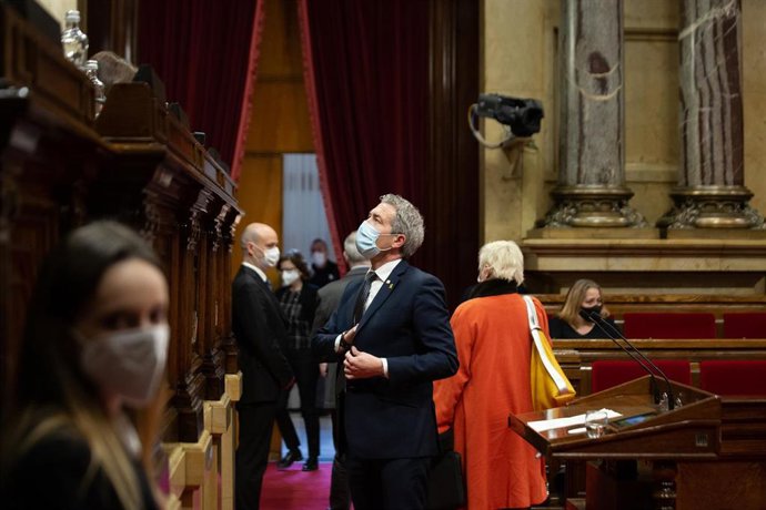 El conseller de Educación, Josep Gonzlez-Cambray, durante el  pleno del Parlament de Cataluña, en el Parlament, a 6 de abril de 2022.