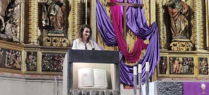 La periodista riojana de TVE La Rioja, Conchi Aquesolo, pronuncia el pregón de la Semana Santa 2022 de Logroño en la iglesia de Santiago el Real