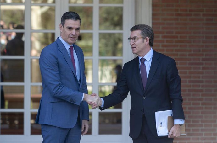 El presidente del Gobierno, Pedro Sánchez, recibe al presidente nacional del PP, Alberto Núñez Feijóo, en el Palacio de la Moncloa, a 7 de abril de 2022, en Madrid (España). 