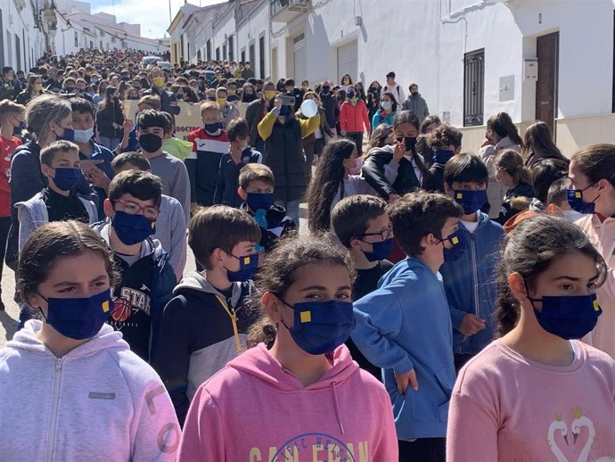 Alumnos de Los Santos de Maimona en la marcha para pedir la paz en Ucrania.