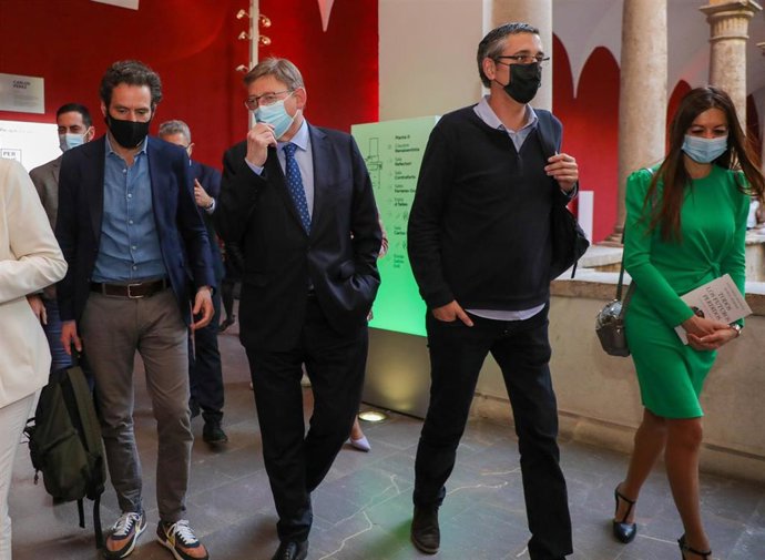 El presidente de la Generalitat, Ximo Puig, participa en el ciclo 'Dilegs' con Eduardo Madina y Borja Sémper