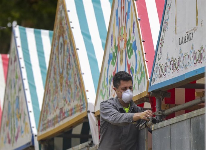 Archivo - Trabajos en las casetas de Feria