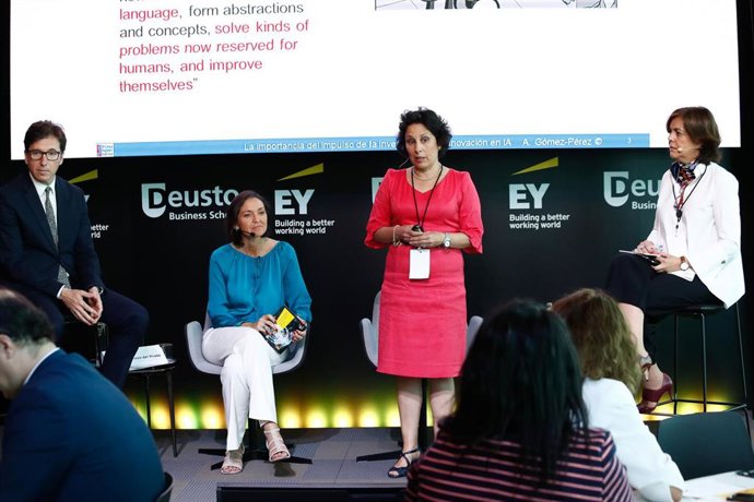 Archivo - (I-D) El profesor de Desuto Business School y moderador del foro, Juan Moscoso del Prado, la ministra de Industria, Comercio y Turismo en funciones, Reyes Maroto,la Vicerrectora de Investigación y catedrática del departamento de Inteligencia A