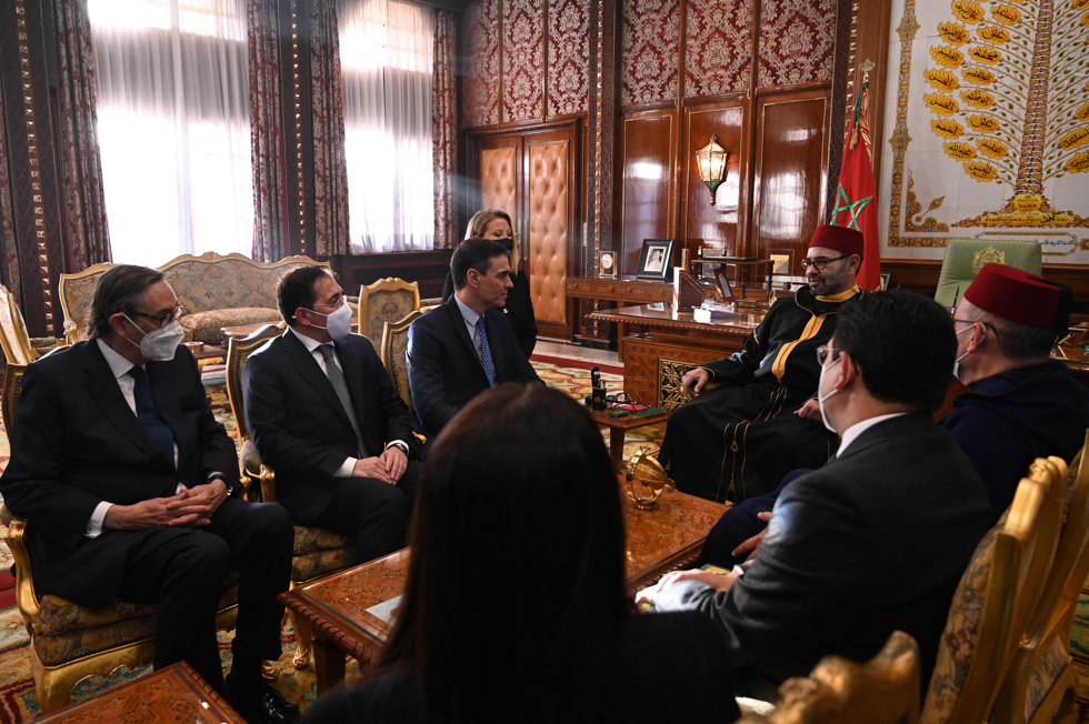 El presidente del Gobierno, Pedro Sánchez, durante su reunión con el Rey Mohamed VI en Rabat