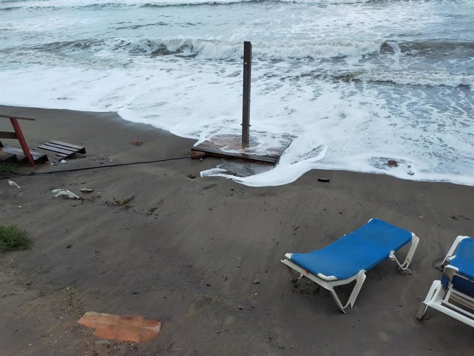 El temporal destroza el acondicionamiento de las playas de Mijas efectuado para su estado óptimo en Semana Santa