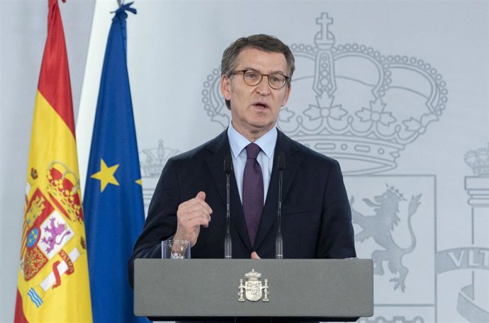 El presidente nacional del PP, Alberto Núñez Feijóo, comparece tras la reunión con el presidente del Gobierno, en La Moncloa, a 7 de abril de 2022, en Madrid (España). 